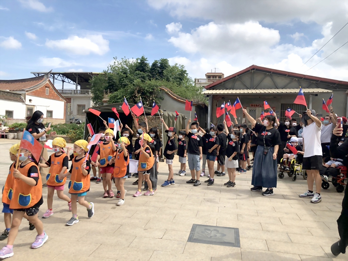 賢庵國小垵湖分校師生，秉持過去傳統，展開國旗遊村慶祝國慶活動。（垵湖分校提供）