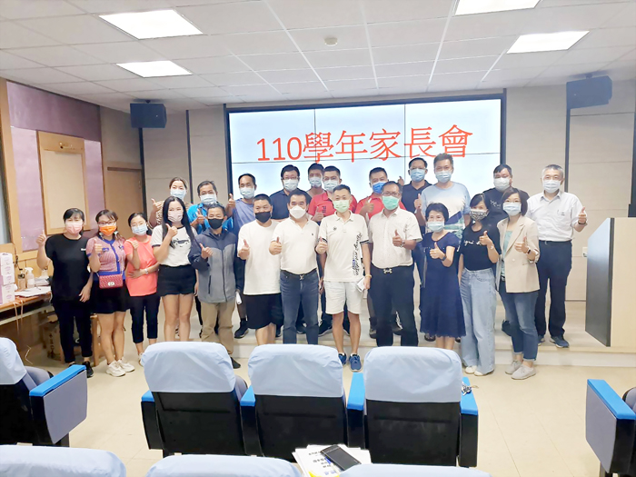 金寧中小學國中部召開110學年度第一次家長委員大會,由歐陽儀雄當選家長會會長。(金寧中小學提供)