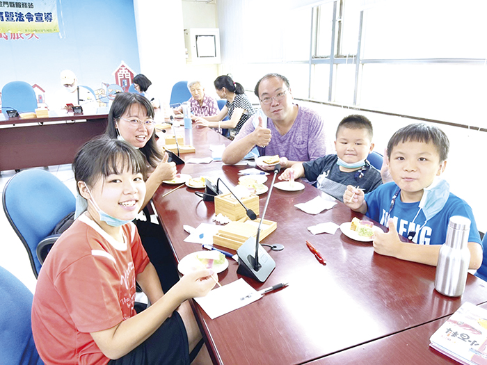 新住民朋友在品嚐點心之餘，還能瞭解美食蘊藏文化由來。（金門移民署提供）