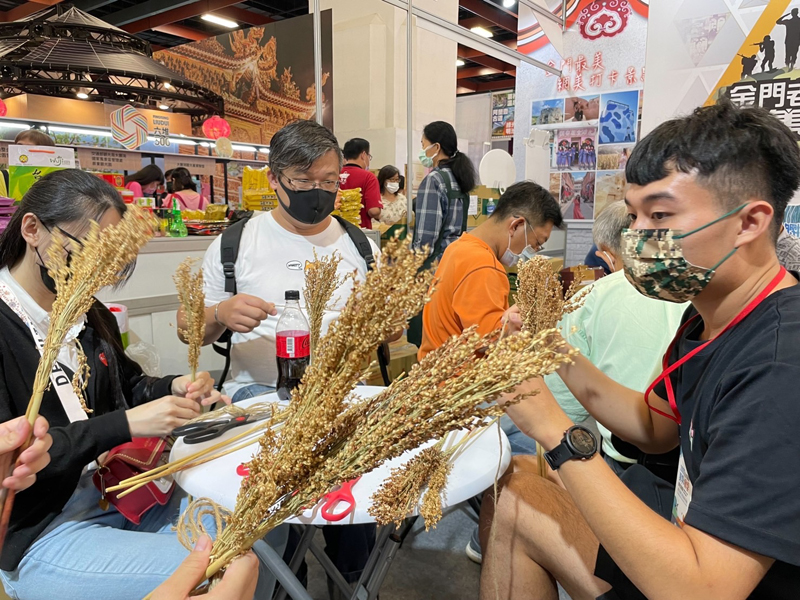 高粱掃帚DIY場場爆滿,遊客體驗後紛紛表示,高粱在台灣本身很少看到,第一次手編高粱掃帚感覺很新鮮。(縣府觀光處提供)