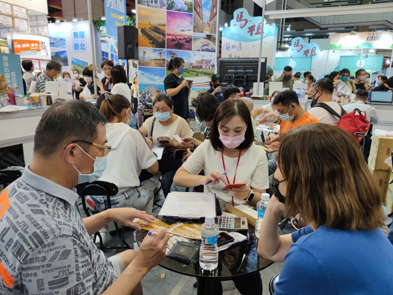 台北旅展金門展位現場買氣強強滾,成交量較去年同旅展增加1.5倍。(縣府觀光處提供)