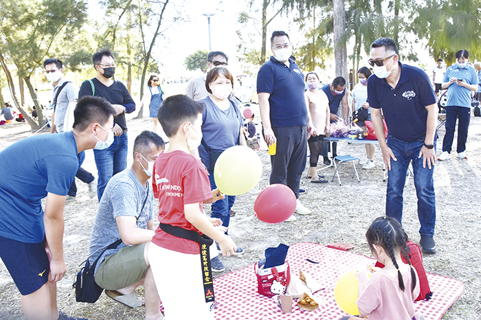 〈金門湖畔野FUN市集〉在風光明媚的莒光湖大草地舉行，豐富多樣的攤位吸引鄉親和遊客到訪，現場也有藝人演唱，縣長楊鎮浯昨（10）日下午來到現場，與民眾一起玩快閃擲骰子活動，也走訪各攤位以及各休息區，向商家、民眾問好致意。（莊煥寧攝）