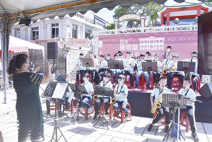 正義國小帶來管樂演出,為陳景蘭洋樓慶生。(陳冠霖攝)
