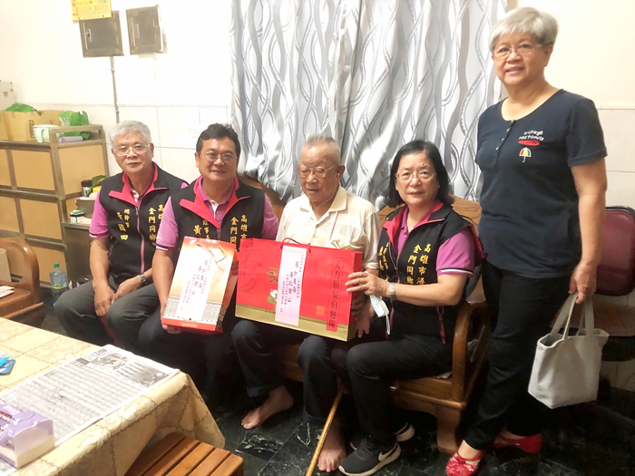 重陽節前夕，高雄市浯江金門同鄉會理事長黃根寶昨率同鄉會幹部向轄區耆老鄉親賀佳節。（高雄市浯江金門同鄉會提供）