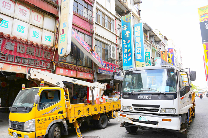 金湖市區商家招牌遭強風吹落，養工所出動人員拆除。（養工所提供）