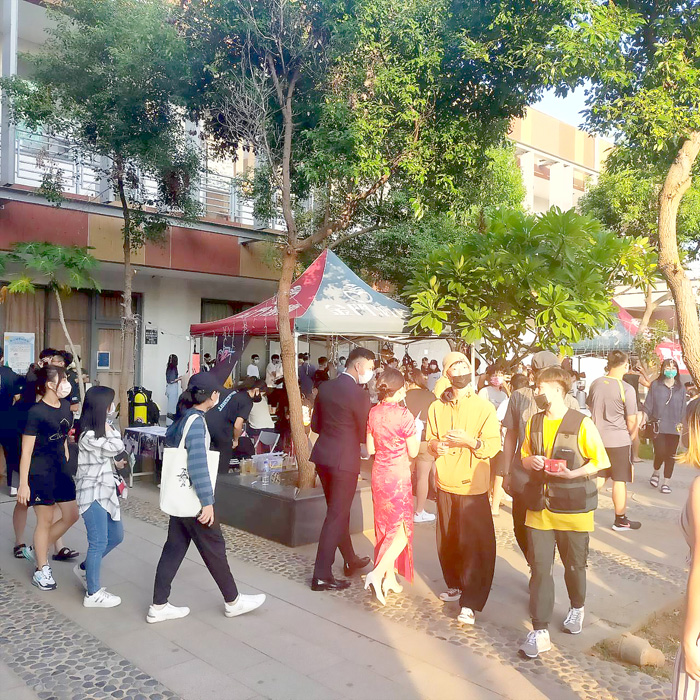 金門大學學生會在多功能活動中心廣場舉辦「社團博覽會」,以靜態、動態活動或表演方式,提供新生加入社團的多元選擇。(金大提供)