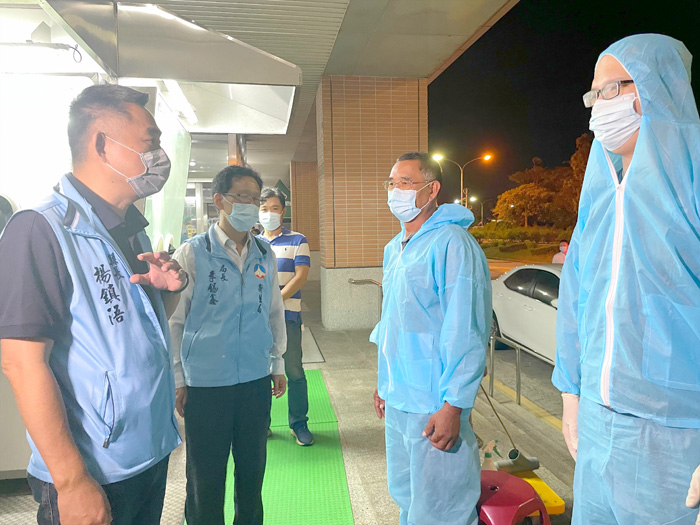 縣長楊鎮浯昨日傍晚到機場慰問辛苦的快篩工作人員。（縣府提供）