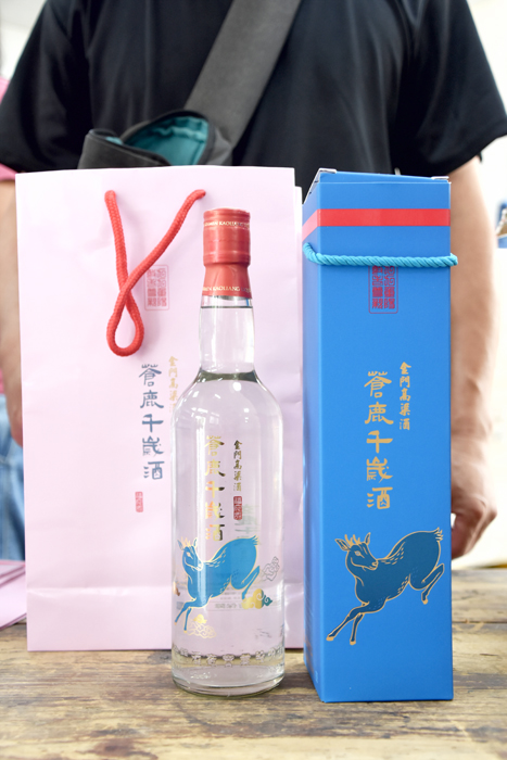 取「食之千歲」的吉祥寓意,金城鎮推出蒼鹿酒,後續計畫推出白鹿酒和玄鹿酒。(詹宗翰攝)