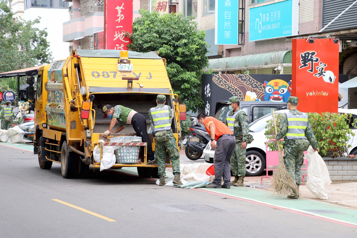 國軍協助清潔隊整理因風災而受影響的環境。（金城鎮公所提供）