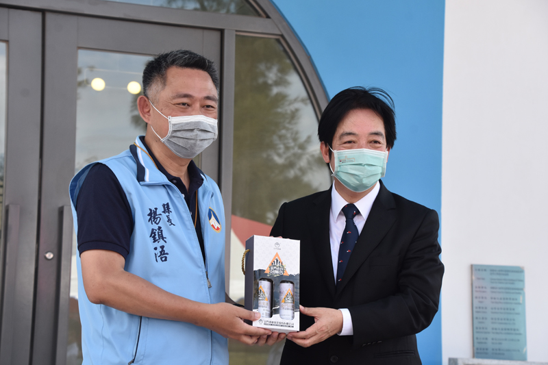 縣長楊鎮浯贈與副總統賴清德老兵召集令禮物,感謝在金門服役時擔任醫官的賴清德成為本年度活動第一梯次的「老兵」。(詹宗翰攝)