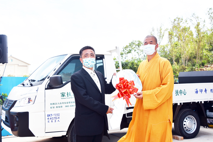 太武山海印寺捐贈家扶中心一輛貨車，為日後濟弱扶幼的事業新增得力助手；。（詹宗翰攝）
