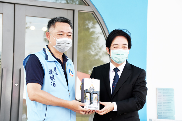 縣長楊鎮浯贈與副總統賴清德老兵召集令禮物，感謝在金門服役時當任醫官的賴清德成為本年度活動第一梯次的「老兵」。（詹宗翰攝）