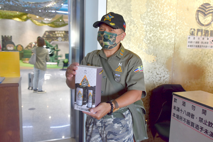 回金門的老兵領到專屬紀念酒。（陳冠霖攝）