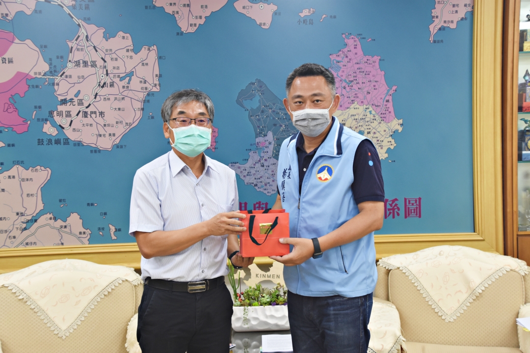 金門海岸線崩塌情形嚴重,中央與地方攜手研商防護性作為,李宗恩局長與楊鎮浯縣長也互贈伴手禮。(翁維智攝)