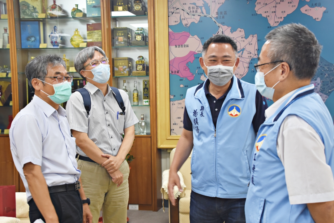 李宗恩(左)也與楊鎮浯縣長針對海岸線防護性作為、地方需求及爭取中央經費等議題交換意見。(翁維智攝)