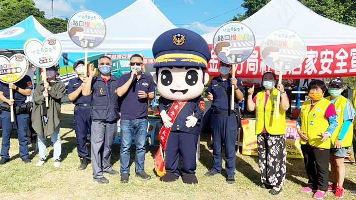 波麗士寶寶出沒野餐市集，宣導用路安全。（金門縣警察局提供）