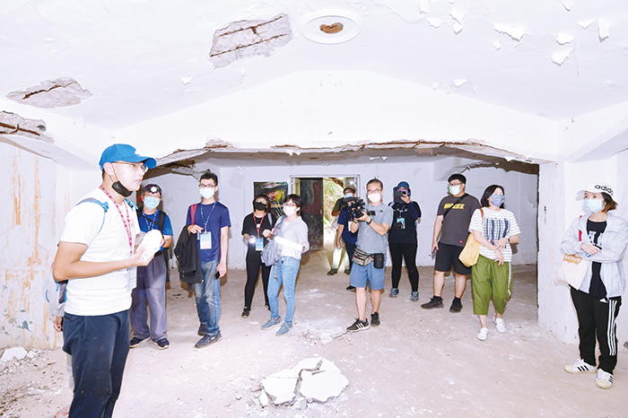 金門大學建築學系辦理「地下金門--戰鬥坑道秘境踏察」工作坊,藉著對地下金門一系列的探索,期待建立年輕學子正確的遺產保護觀念,並協助他們成為未來推動文化遺產保存的尖兵。(金大提供)