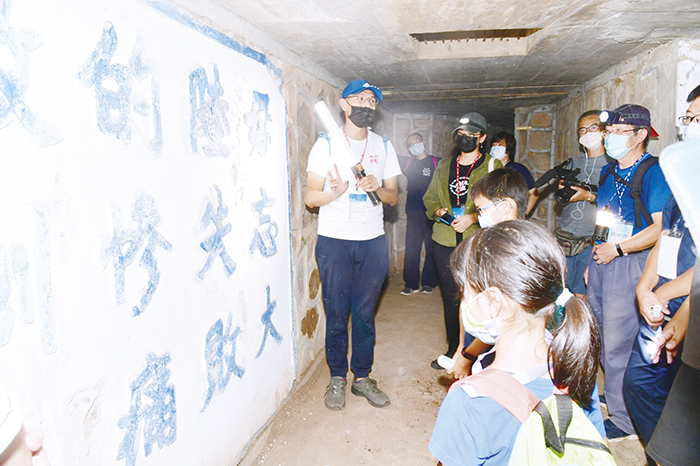 金門大學建築學系辦理「地下金門--戰鬥坑道秘境踏察」工作坊,藉著對地下金門一系列的探索,期待建立年輕學子正確的遺產保護觀念,並協助他們成為未來推動文化遺產保存的尖兵。(金大提供)