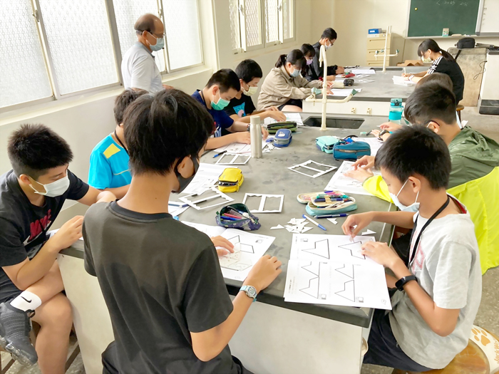 遠哲科學教育基金會「科學體驗營」，假金沙國中舉辦，全縣約90位國中生參與，透過實驗、科學遊戲，動動腦感受科學的趣味性，也讓科學精神向下扎根。（金沙國中提供）