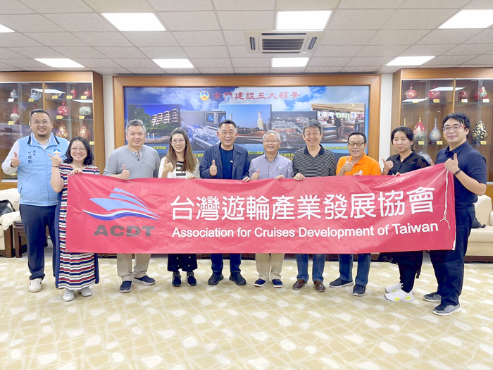 台灣遊輪產業發展協會副理事長曾俊鵬率隊抵縣府拜會縣長楊鎮浯，針對遊輪產業觀光交換意見，並合照留念。（莊煥寧攝）