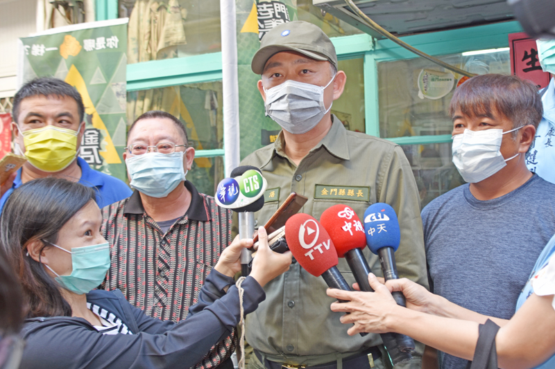 縣長楊鎮浯接受訪問,感謝店家熱情接待老兵,讓老兵來到金門就像回家一樣溫暖。(莊煥寧攝)