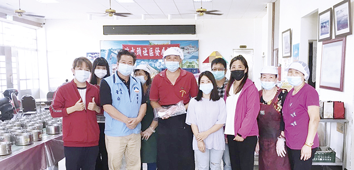社會處長董燊帶隊走訪前水頭社區照顧關懷據點,為食安把關。(社會處提供)