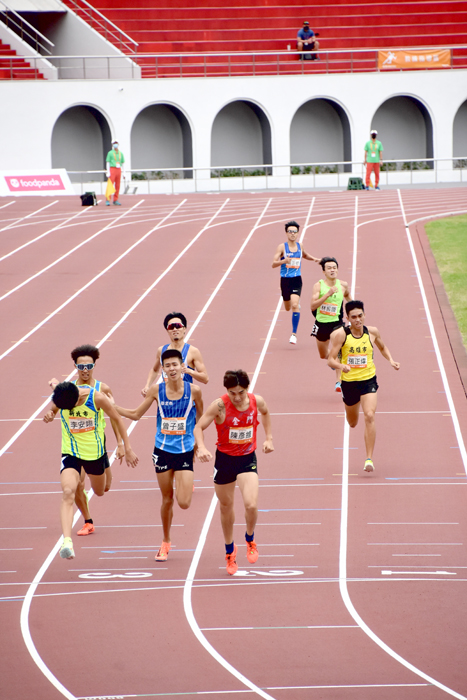 男子組田徑800公尺,金門縣選手陳彥維忍著舊傷,在第二圈的後段後來居上,終於取得第一。(詹宗翰攝)