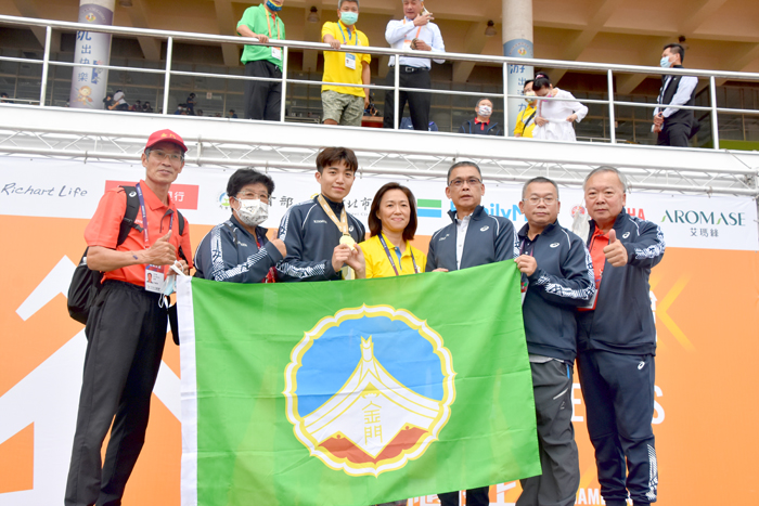 金門代表團田徑教練許績勝(左一)、教育處體健科科長許能麗(左二)、教練林淑惠(右四)、領隊蔡其雍(右三)、縣立體育場場長蔡木川(右二)、領隊李尚傑(右一)等人與男子田徑800公尺冠軍得主陳彥維(左三)合影。(詹宗翰攝)