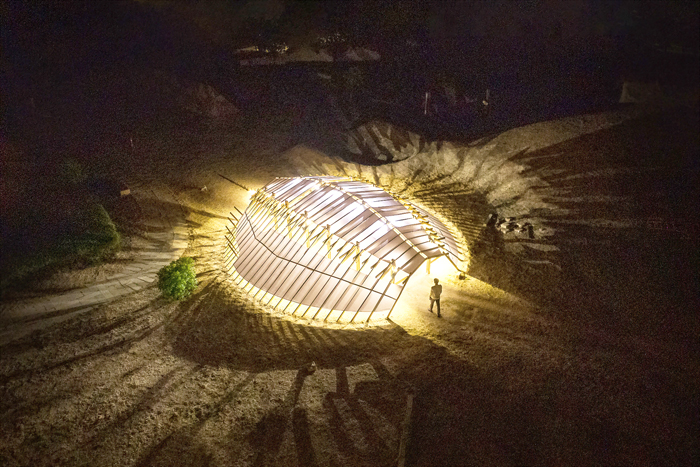 「2021金色寧境 金門海洋藝術季」10月23日正式開展，地景藝術「龍宮-鱟」藝術家范承宗透過傳統工藝特別打造鱟造型，邀請民眾一同感受絕美地景藝術裝置。（縣府觀光處提供）