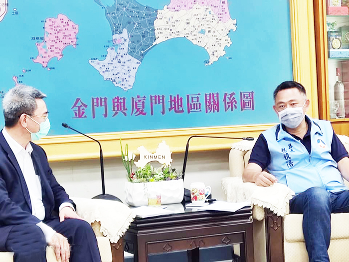 行政院新任常務副祕書長李國興率團來金考察，實地瞭解地方的政經發展狀況，並由行政院金馬聯合服務中心翁明志執行長等人陪同拜會金門縣政府及縣議會，受到縣長楊鎮浯、議長洪允典的歡迎，也就地方的建設發展交換意見，並合照留念。（金馬聯合服務中心提供）