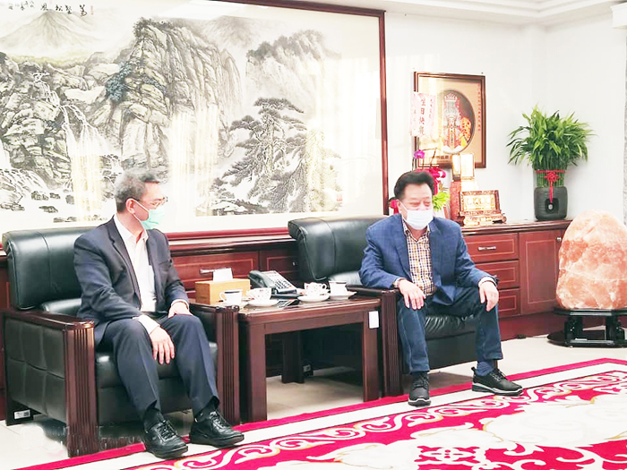 行政院新任常務副祕書長李國興率團來金考察，實地瞭解地方的政經發展狀況，並由行政院金馬聯合服務中心翁明志執行長等人陪同拜會金門縣政府及縣議會，受到縣長楊鎮浯、議長洪允典的歡迎，也就地方的建設發展交換意見，並合照留念。（金馬聯合服務中心提供）