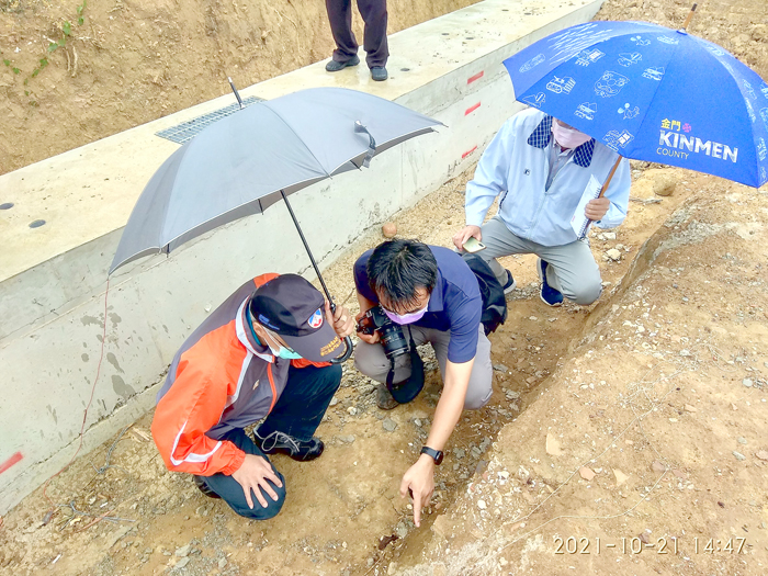 文資專家、施工單位在工程現場勘查。（文化局提供）