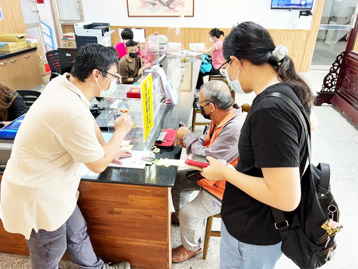 金門縣政府自十月十二日啟動「大陸銀行卡諮詢窗口」諮詢服務，現場諮詢民眾絡繹不絕情形。
（觀光處提供）