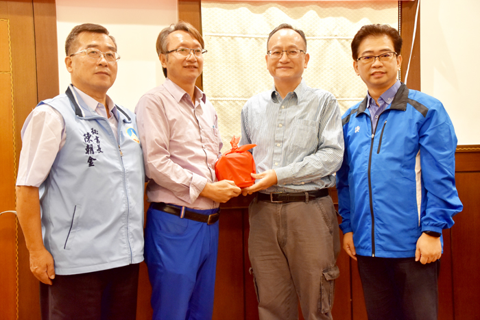 在縣府秘書長陳朝金與金門高中校長許自佑共同監交下,金門高中家長會由林榮泉交棒給林榮輝。(詹宗翰攝)