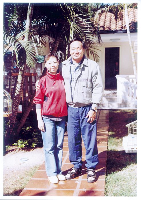 2021第18屆浯島文學獎散文獎得主許麗芬（左）與夫婿楊媽輝留影。（楊懷仁提供）