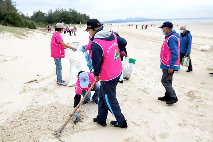 金城鎮假泗湖海灘辦理秋季淨灘活動。（金城鎮公所提供）