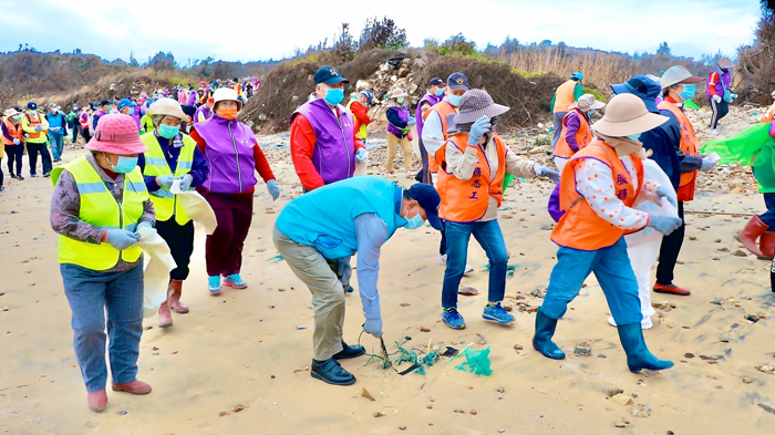 金湖鎮在復國墩海灘狗嶼灣實施淨灘活動。(金湖鎮公所提供)