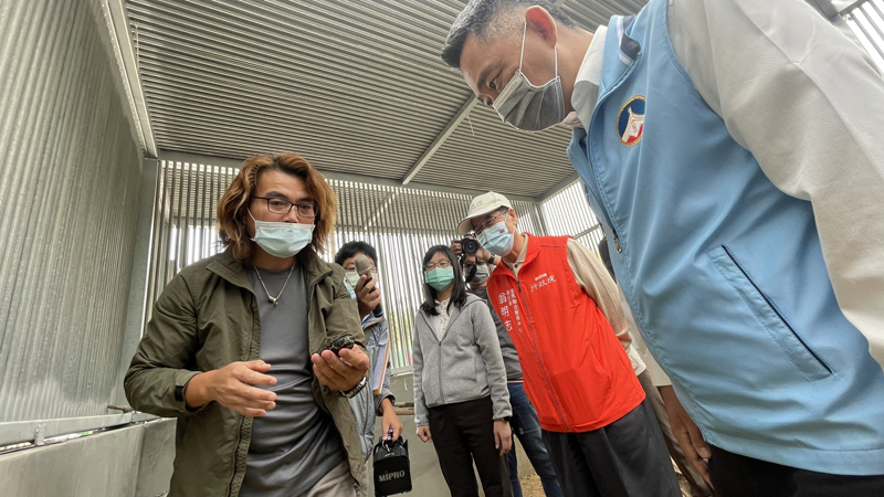 金門縣野生動物救援暨保育協會理事長陳光耀為縣長說明日前救治之金門金龜照護情形。(陳麗妤攝)