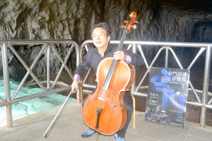 張正傑在翟山坑道現場演奏。（許加泰攝）