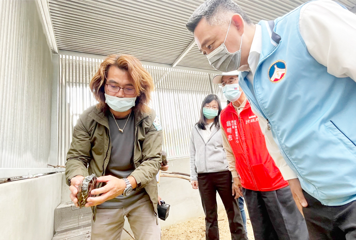金門縣野生動物救援暨保育協會理事長陳光耀介紹現場設施設備，以及各類野生動物救治及復飛訓練過程等。（陳麗妤攝）