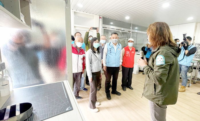 金門縣野生動物救援暨保育協會理事長陳光耀介紹現場設施設備，以及各類野生動物救治及復飛訓練過程等。（陳麗妤攝）