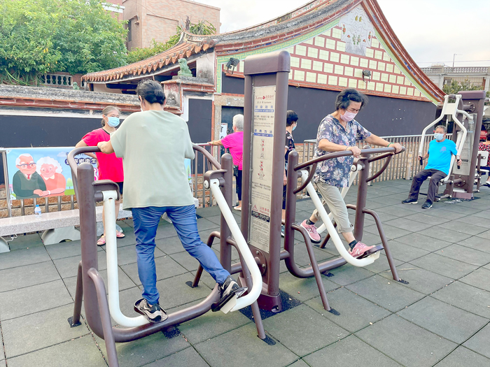 金寧鄉公所於轄內多處社區或公園設有體健設施，長者可就近至這些地方活動，養成每日運動好習慣。（金寧衛生所提供）