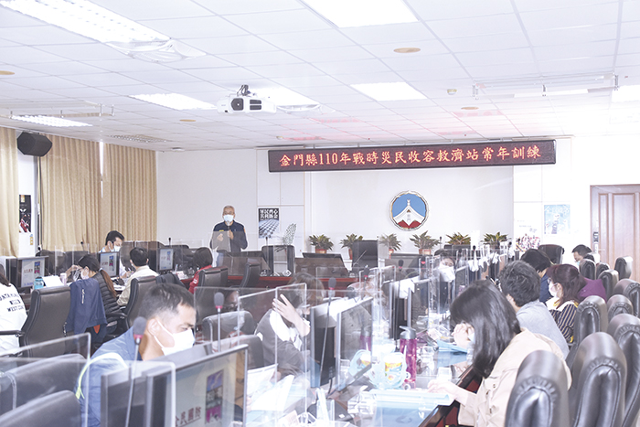 社會處副處長李廣榮主持年度戰時災民收容救濟站常年訓練,希望透過這項例行常訓增進民防幹部服勤及領導技能。(翁維智攝)
