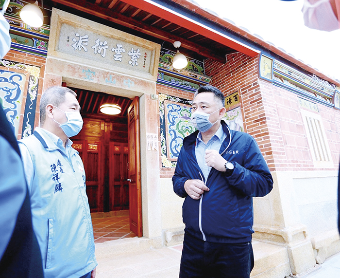 縣長楊鎮浯日前到場視察修復成果。（建設處提供）