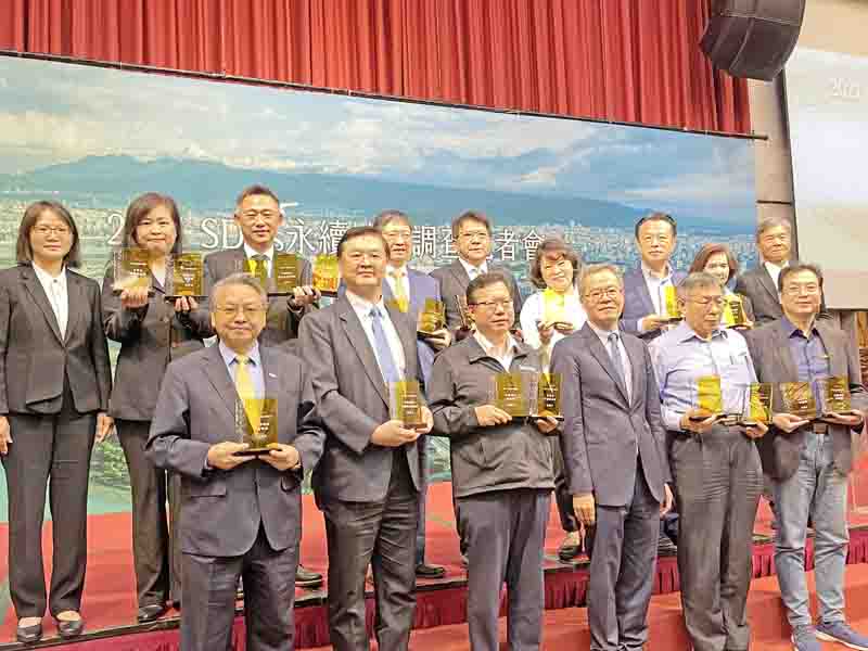 今周刊2021永續城市調查在今(27)日出爐,金門縣獲得「永續城市特優獎」、「環境力特別傑出獎」、「最佳防疫表現獎」三個獎項的高度肯定,今日在臺大醫院國際會議中心舉行的頒獎典禮上,縣長楊鎮浯也親自出席受獎。(照片由金門縣環保局提供)