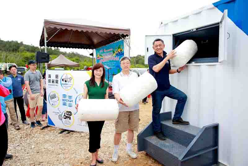 今周刊2021永續城市調查在今(27)日出爐,金門縣獲得「永續城市特優獎」、「環境力特別傑出獎」、「最佳防疫表現獎」三個獎項的高度肯定,今日在臺大醫院國際會議中心舉行的頒獎典禮上,縣長楊鎮浯也親自出席受獎。圖為縣府引進高效減容貨櫃,有效處理海廢保麗龍。(照片由金門縣環保局提供)
