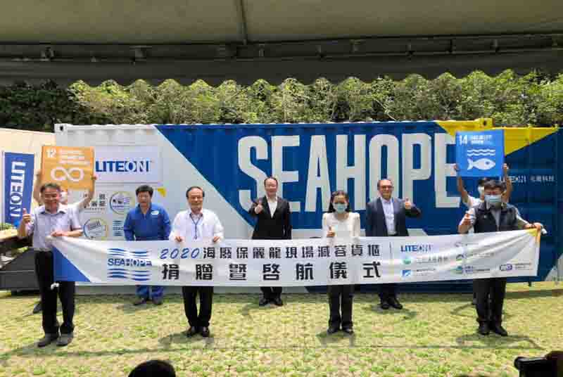 今周刊2021永續城市調查在今(27)日出爐,金門縣獲得「永續城市特優獎」、「環境力特別傑出獎」、「最佳防疫表現獎」三個獎項的高度肯定,今日在臺大醫院國際會議中心舉行的頒獎典禮上,縣長楊鎮浯也親自出席受獎。圖為縣府引進高效減容貨櫃,有效處理海廢保麗龍。(照片由金門縣環保局提供)