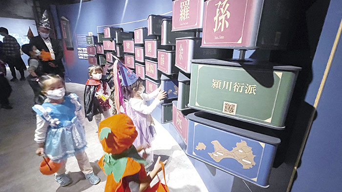 不給糖就搗蛋!文管所結合金沙學區各校自10月26日起期間限定之「博物館萬聖節尋寶派對」,安瀾幼兒園師生率先到場體驗,學童粉墨登場,變裝成各類角色,走進博物館、探尋神秘小禮物,玩得不亦樂乎。(陳麗妤攝)