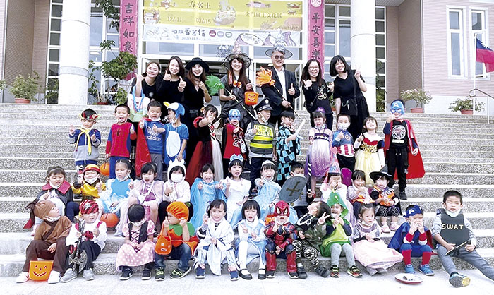 不給糖就搗蛋!文管所結合金沙學區各校自10月26日起期間限定之「博物館萬聖節尋寶派對」,安瀾幼兒園師生率先到場體驗,學童粉墨登場,變裝成各類角色,走進博物館、探尋神秘小禮物,玩得不亦樂乎。(陳麗妤攝)