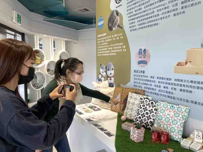 形象館的每項展品旁皆有設計說明,包括產品規格、材質、使用說明及價格等,並附有QR Code。(縣府觀光處提供)